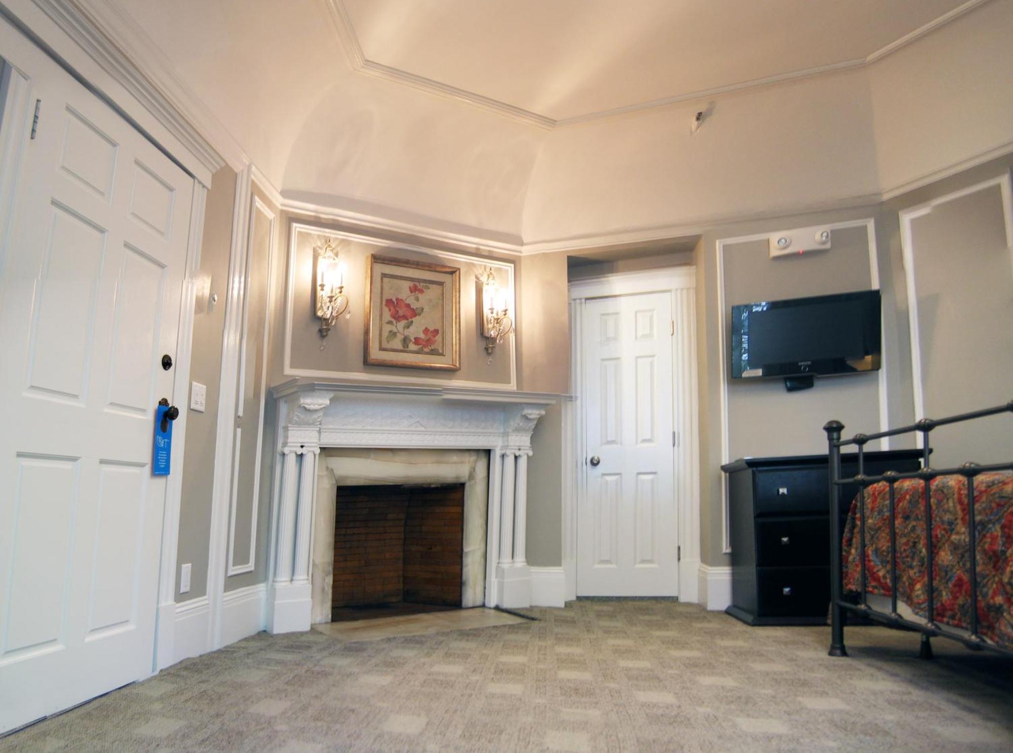 Longwood Inn Μπρούκλαϊν Εξωτερικό φωτογραφία