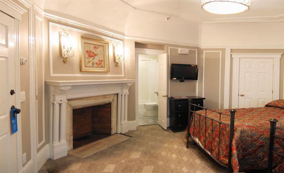 Longwood Inn Μπρούκλαϊν Εξωτερικό φωτογραφία